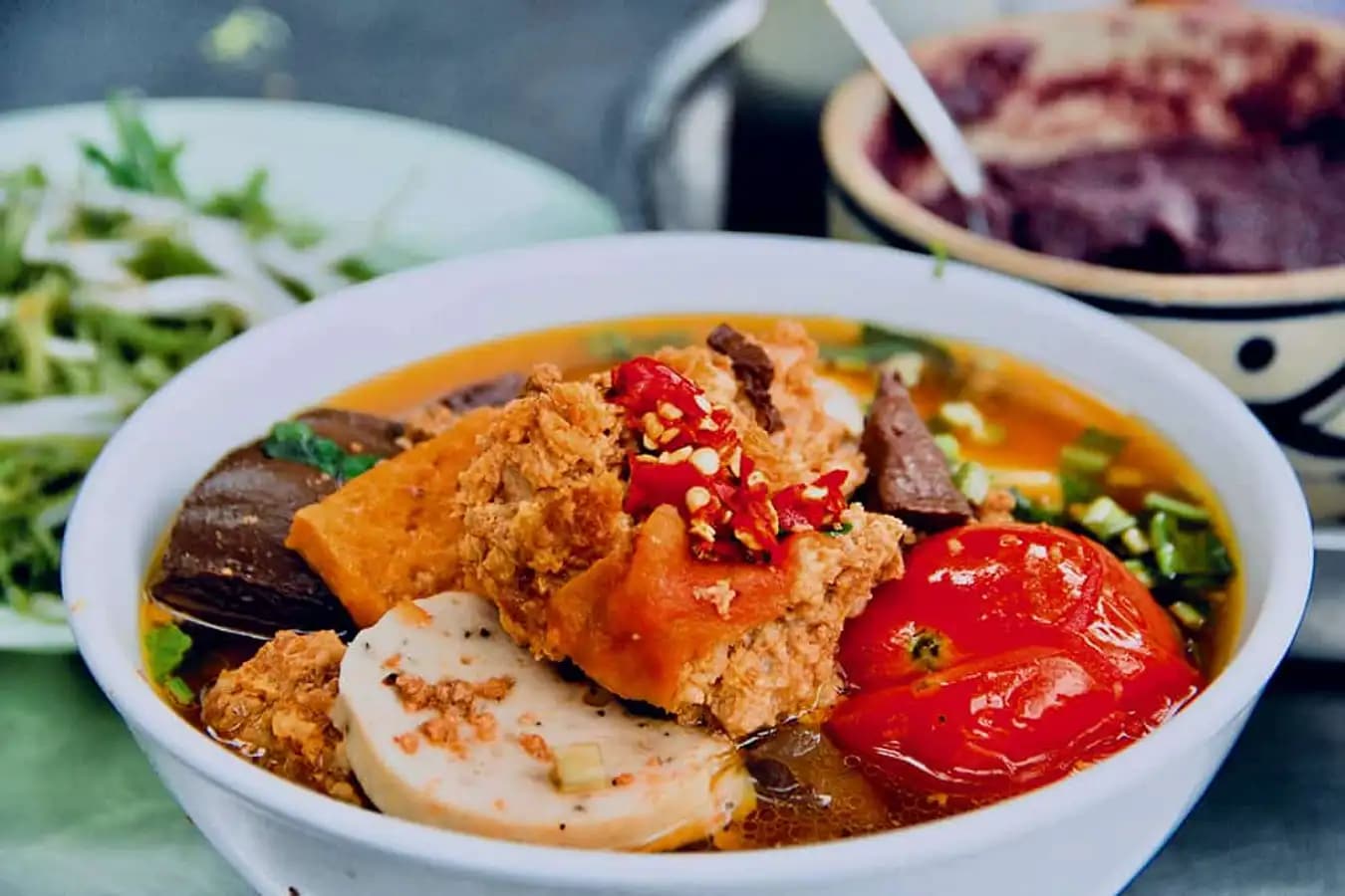 Bún riêu Sài Gòn bắt mắt với riêu cua, cà chua đỏ au, đậu hũ và rau sống
